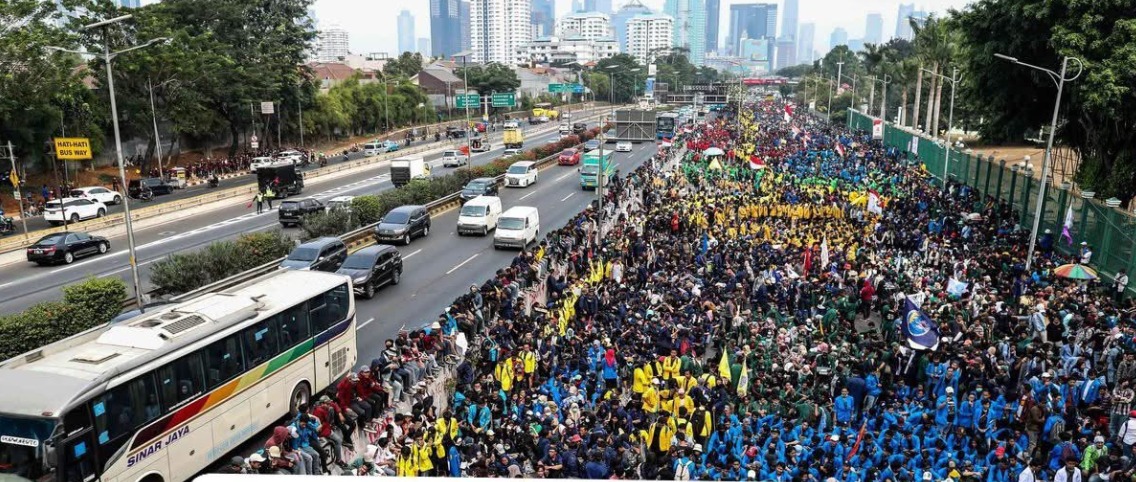 Mahasiswa Kembali Demo Turun ke Jalan Hari Ini, Tolak UU TNI di Gedung DPR